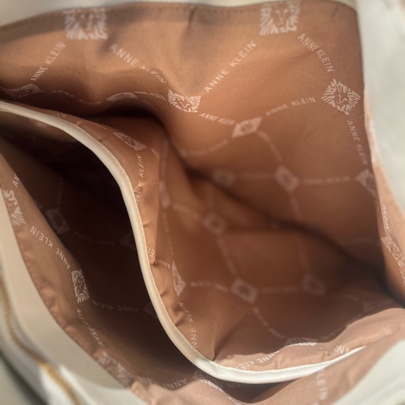 ANNE KLEIN | Large Tote with Enamel Turn Lock Large White Gold - Picture 8 of 15